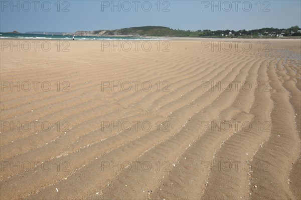 France, Bretagne, Cotes d'Armor, cote d'Emeraude, sables d'or les pins, la plage, ondes sur le sable, maree basse,