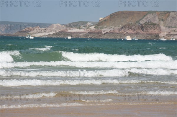 France, Bretagne, Cotes d'Armor, cote d'Emeraude, sables d'or les pins, la plage, vagues, maree montante,