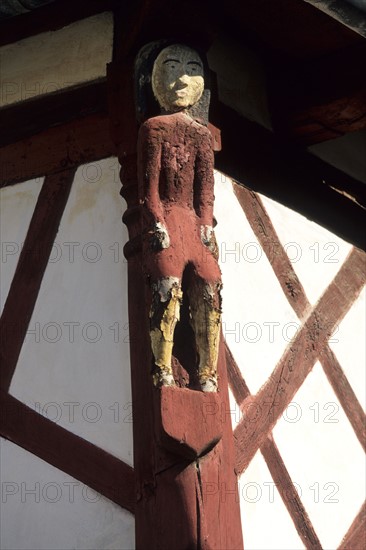 France, Bretagne, Cotes d'Armor, Paimpol, detail d'une maison du vieux Paimpol, maison a pans de bois, colombages, habitat traditionnel, personnage, sculpture,