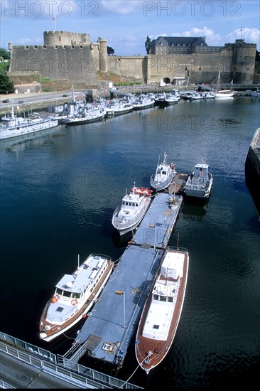 France, Bretagne, Finistere, nord, brest, port militaire et chateau, arsenal, bateaux de guerre, marine nationale,