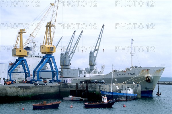 France, Bretagne, Finistere, nord, brest, port de commerce, grues, cargo,