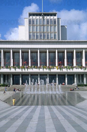 France, Bretagne, Finistere, nord, place de la liberte, hotel de ville, mairie, tour, parvis, fontaine, place publique,