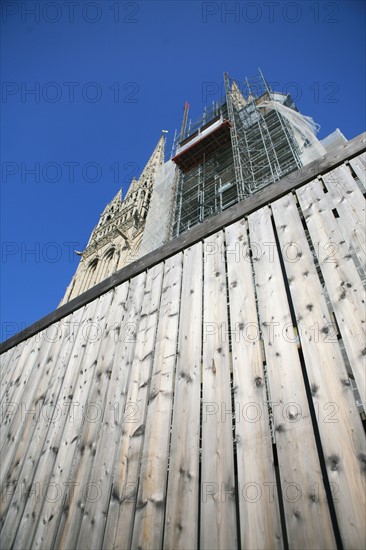 France, Bretagne, Finistere sud, Cornouaille, Quimper, cathedrale saint corentin, cclocher, tour, echafaudage, travaux de restauration, palissade,