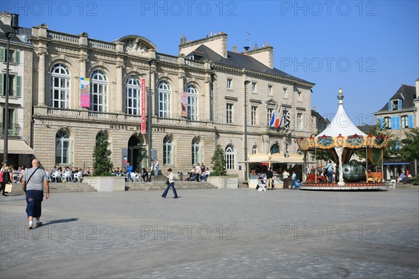 France, Bretagne, Finistere sud, Cornouaille, Quimper, place saint corentin, musee des beaux arts, manege, carrousel,