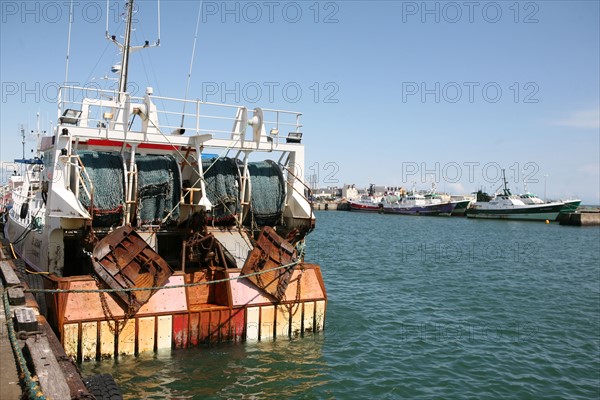 France, Bretagne, Finistere sud, pays bigouden, le guilvinec, port de peche, chalutier a quai,