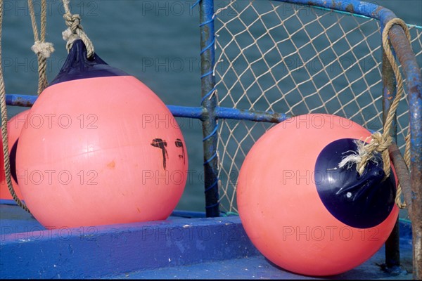 France, Bretagne, Finistere sud, pays bigouden, le guilvinec, port de peche, detail bouees defense d'un chalutier,