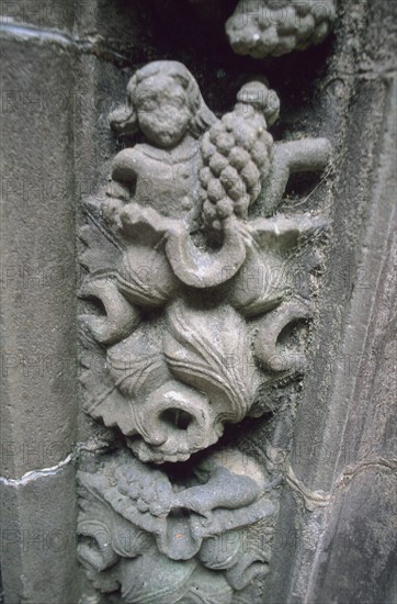 France, Bretagne, Finistere nord, circuit des enclos paroissiaux, daoulas, detail de l'enclos paroissial, personnages sculptes, voute du porche,