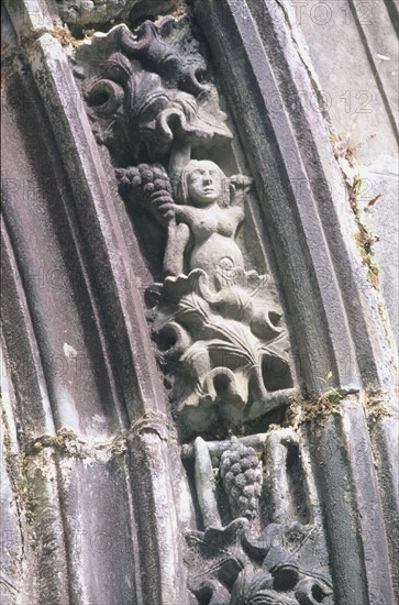 France, Bretagne, Finistere nord, circuit des enclos paroissiaux, daoulas, detail de l'enclos paroissial, personnages sculptes, voute du porche,