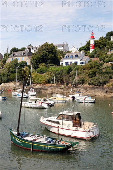 France, Bretagne, Finistere sud, Cornouaille, port de doelan, commune de clohars carnoet, bateaux, ria, maisons sur les rives,