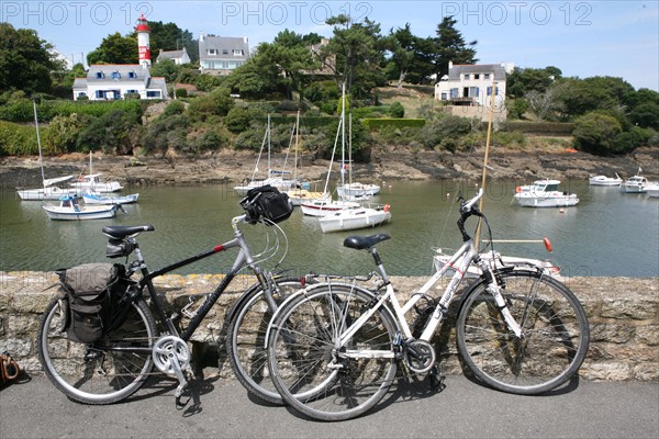 France, Bretagne, Finistere sud, Cornouaille, port de doelan, commune de clohars carnoet, bateau, maisons, rias, velos, cyclotourisme,