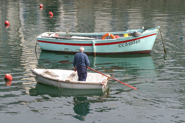 France, Bretagne, Finistere sud, Cornouaille, port de doelan, commune de clohars carnoet, marin en annexe, petit bateau,