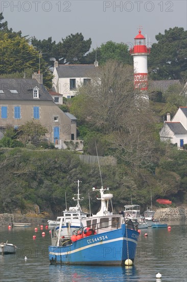 France, Bretagne, Finistere sud, Cornouaille, port de doelan, commune de clohars carnoet, petit bateau de peche, phare,