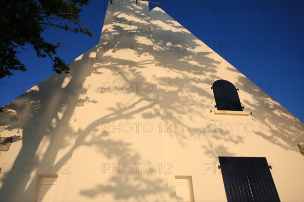 France, Bretagne, Finistere sud, Cornouaille, port manech, embouchure de l'Aven et du Belon, au fil du sentier littoral, pignon d'une maison et ombre d'un arbre,