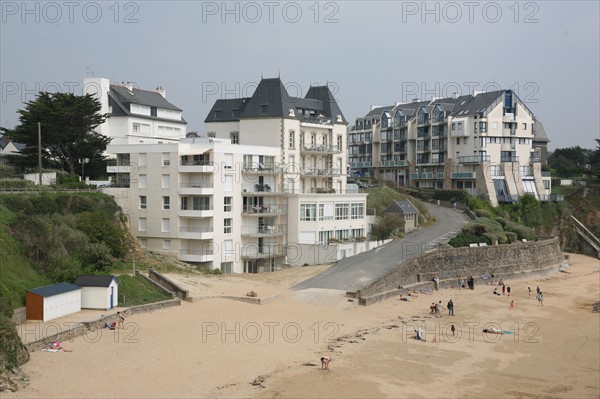 France, Bretagne, Finistere sud, Cornouaille, le pouldu, plage, residences de vacances, habitat saisonnier, immeubles,