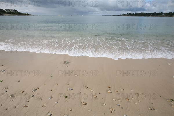 France, Bretagne, Finistere sud, Cornouaille, Benodet, grande plage, vague, maree montante, ciel nuageux,