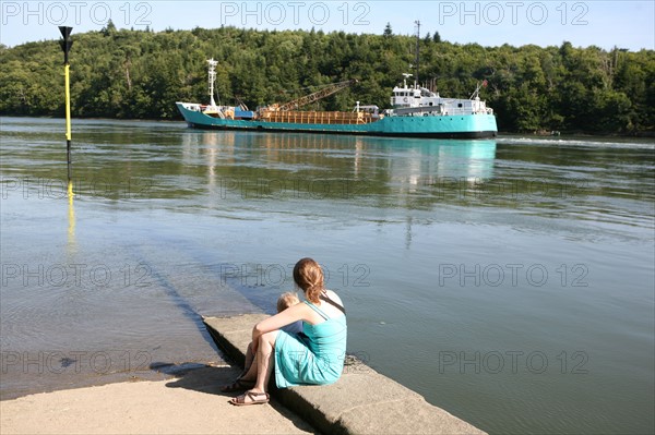 France, Bretagne, Finistere sud, Cornouaille, l'odet, cale de rossulien les vire court, petit cargo, jeune femme sur la berge,