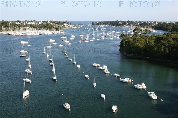 France, Bretagne, Finistere sud, Cornouaille, Benodet, l'odet au nivau du pont de Cornouaille, panorama, voiliers, bateaux de plaisance, courbe,