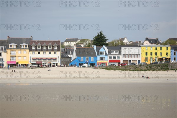 France, Bretagne, Finistere, presqu'ile de crozon, morgat, plage de morgat, maisons aux facades colorees, sable, maree basse,