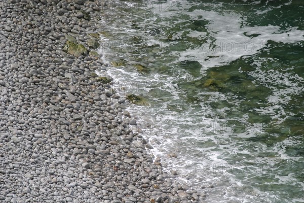 France, Bretagne, Finistere, presqu'ile de crozon, cap de la chevre, greve au pied des falaises,