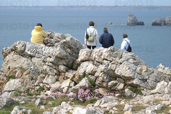 France, Bretagne, Finistere, presqu'ile de crozon, pointe de pen hir, camaret sur mer, les tas de pois, touristes sur les rochers,