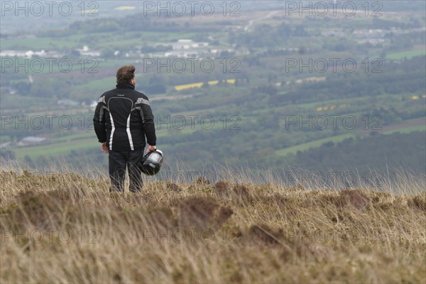 France, Bretagne, Finistere sud, menez hom, paysage, panorama, depuis le sommet, motard casque a la main,