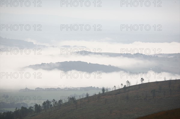 France, Bretagne, Finistere sud, menez hom, paysage, panorama, depuis le sommet, brume, nuages,