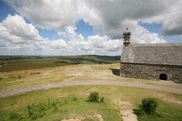 France, Bretagne, Finistere, monts d'arree, paysage, lande sauvage, Montagne Saint Michel, chapelle, ciel nuageux,