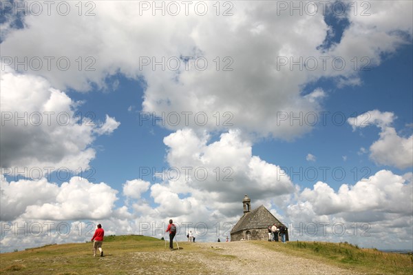 France, Bretagne, Finistere, monts d'arree, paysage, lande sauvage, Montagne Saint Michel, chapelle, ciel nuageux,