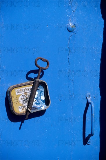 France, Bretagne, Finistere sud, Douarnenez, porte de maison, boite de sardines, decor, poignee,