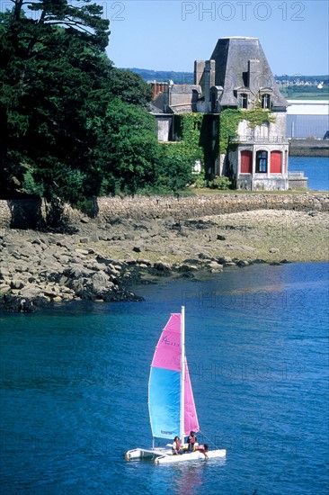 France, Bretagne, Finistere sud, Douarnenez, face a l'ile tristan, catamaran, maison,