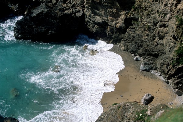 France, Bretagne, Finistere sud, Cap Sizun, pointe du van, greve, plage au pied des falaises,