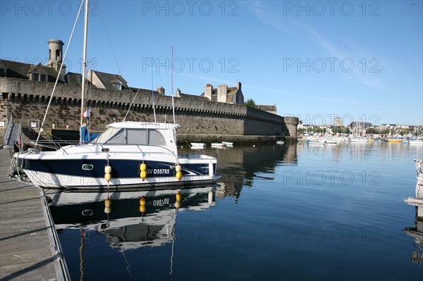 France, Bretagne, Finistere sud, Cornouaille, Concarneau, la ville close, bateaux de plaisance amarres au pied des remparts, voiliers,