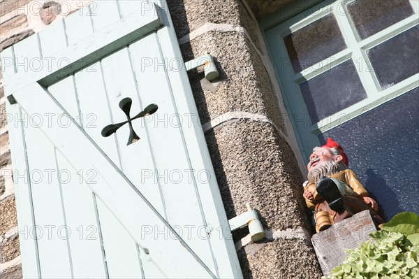 France, Bretagne, Finistere sud, Cornouaille, Concarneau, office du tourisme, quai de l'aiguillon, pub, nain de jardin, trefle, volets,