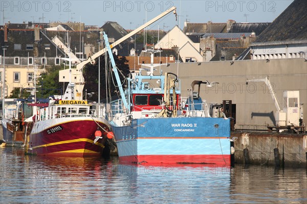 France, Bretagne, Finistere sud, Cornouaille, Concarneau, la ville close, fortification vauban, port de peche, chalutier, bateau, vedette touristique, halle a maree,