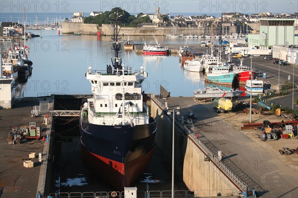 France, Bretagne, Finistere sud, Cornouaille, Concarneau, chantier naval, port, la ville close et le port depuis le pont du moros, remorqueur en cale seche, abeille, chalutiers a quai,