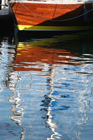 France, Bretagne, Finistere sud, Cornouaille, Concarneau, port de peche, reflet dans l'eau, chalutier, bateau, voilier,