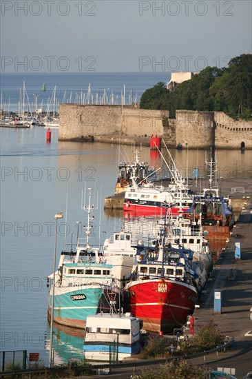 France, Bretagne, Finistere sud, Cornouaille, Concarneau, la ville close, remparts, fortification vauban, chalutiers, port de peche
