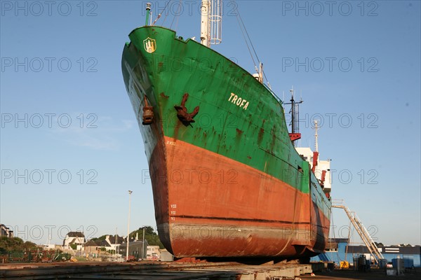 France, Bretagne, Finistere sud, Cornouaille, Concarneau, chantier naval, le passage, bateau au sec, travaux, matieres, metal, coque, navire, slipway,