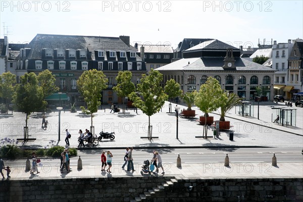 France, Bretagne, Finistere sud, Cornouaille, Concarneau, vue depuis le beffroi, le qiuai peneroff, face a la ville close, passants, touristes, centre ville, les halles,