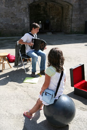 France, Bretagne, Finistere sud, Cornouaille, Concarneau, la ville close, fortification vauban, jeune fille, accordeoniste, boulet, musicien, touriste,