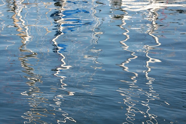 France, Bretagne, Finistere sud, Cornouaille, Concarneau, reflet dans l'eau, voilier, mats, bateau, port de plaisance