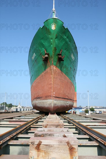 France, Bretagne, Finistere Sud, Cornouaille, Concarneau, chantier naval, Le Passage, bateau au sec, travaux, matieres, metal, coque,