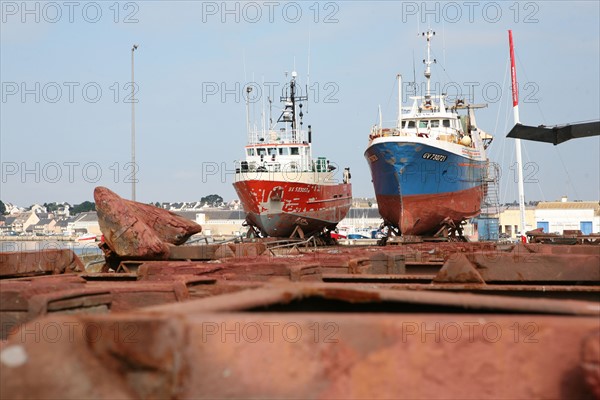 France, Bretagne, Finistere Sud, Cornouaille, Concarneau, chantier naval, Le Passage, bateau au sec, travaux, matieres, metal, coque,