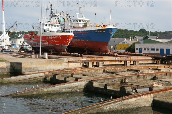 France, Bretagne, Finistere Sud, Cornouaille, Concarneau, chantier naval, Le Passage, bateau au sec, travaux, matieres, metal, coque,