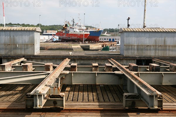 France, Bretagne, Finistere Sud, Cornouaille, Concarneau, chantier naval, Le Passage, bateau au sec, travaux, matieres, metal, coque,