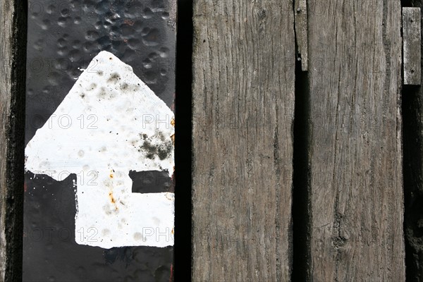 France, Bretagne, Finistere Sud, Cornouaille, Concarneau, chantier naval, Le Passage, bateau au sec, travaux, matieres, metal, bois, fleche, inscription au sol, ponton,