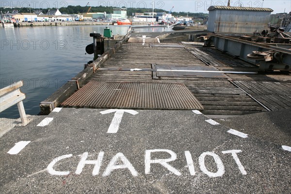 France, Bretagne, Finistere Sud, Cornouaille, Concarneau, chantier naval, Le Passage, bateau au sec, travaux, matieres, metal, coque, chariot, inscription au sol,