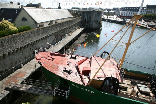 France, Bretagne, Finistere Sud, Cornouaille, Concarneau, la ville close, fortification vauban, le port de peche autour de la ville close, bateau musee a droite, chalutier hemerica, depuis les remparts,