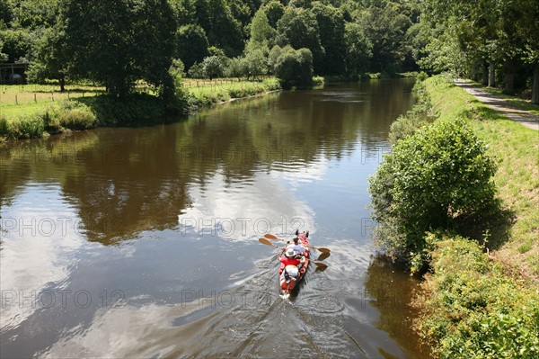 France, Bretagne, Finistere, canal de nantes a brest, ecluses du gwaker a saint goazec, kayakistes descendant le canal, paysage,