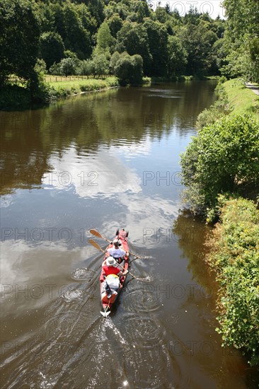 France, Bretagne, Finistere, canal de nantes a brest, ecluses du gwaker a saint goazec, kayakistes descendant le canal, paysage,